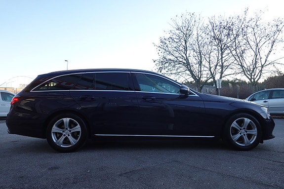 Mercedes-Benz E220 4 of 5