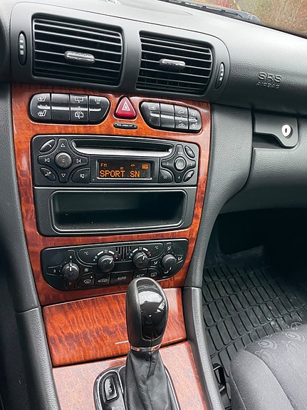Mercedes-Benz C180 11 of 17