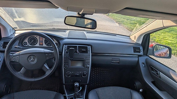 Mercedes-Benz B170 2 of 5