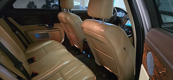 Jaguar XJ 12 of 19
