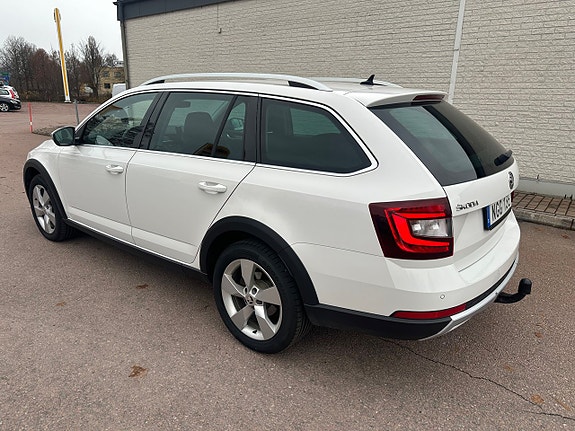 Skoda Octavia Scout 3 of 5