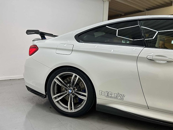 BMW M4 4 of 5