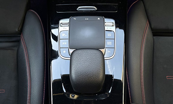 Mercedes-Benz CLA200 13 of 19