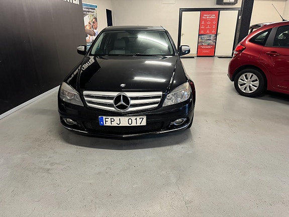 Mercedes-Benz C200 2 of 5