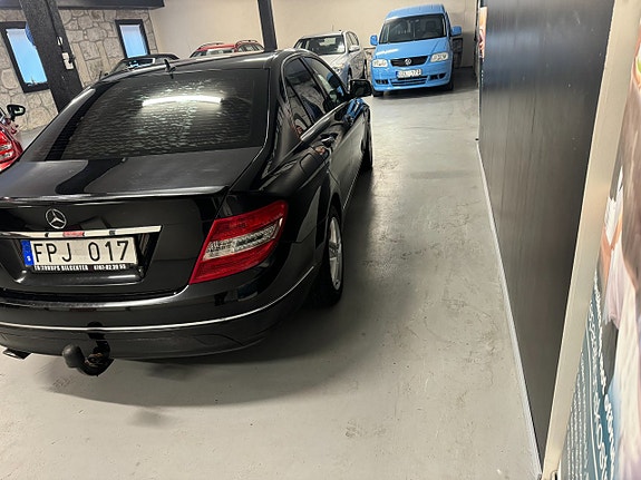 Mercedes-Benz C200 4 of 5