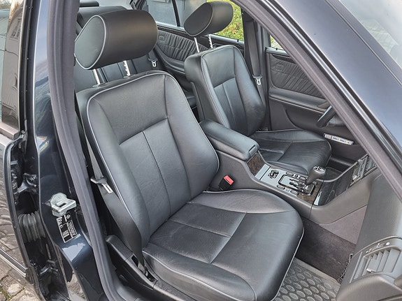 Mercedes-Benz E320 7 of 13