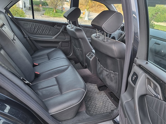 Mercedes-Benz E320 6 of 13