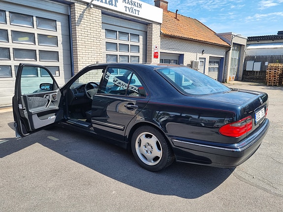 Mercedes-Benz E320 3 of 13
