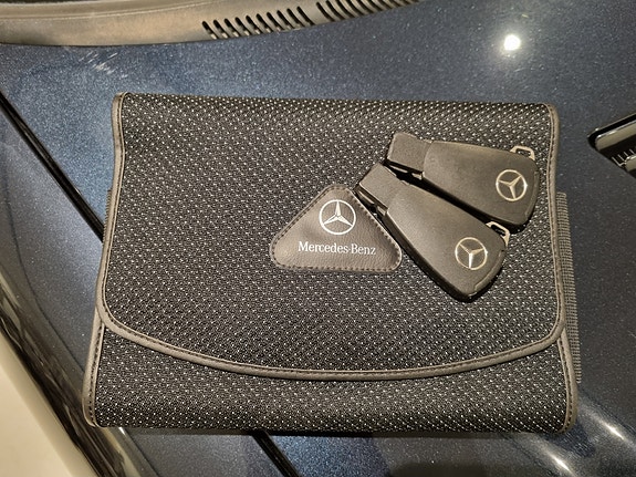 Mercedes-Benz E320 5 of 13