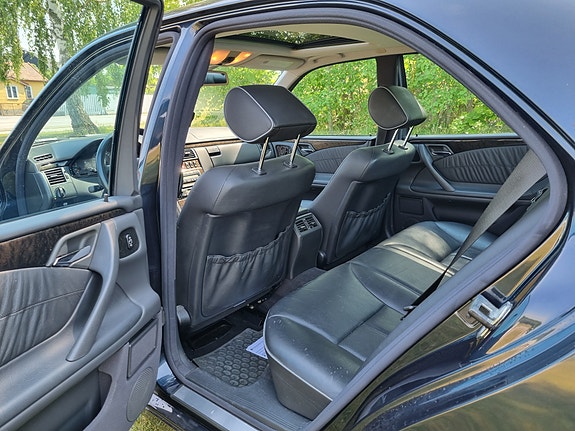 Mercedes-Benz E320 4 of 5