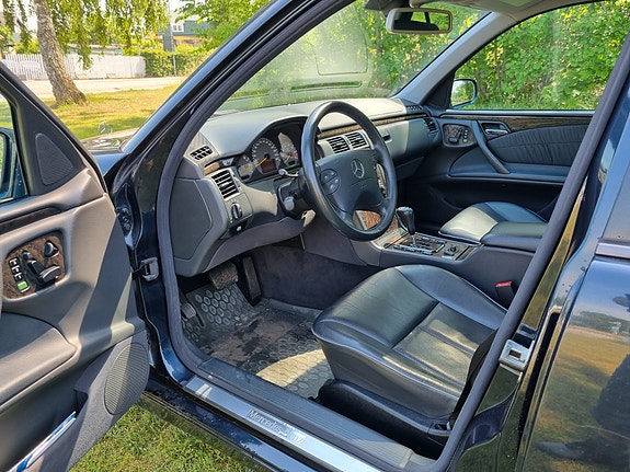 Mercedes-Benz E320 3 of 5