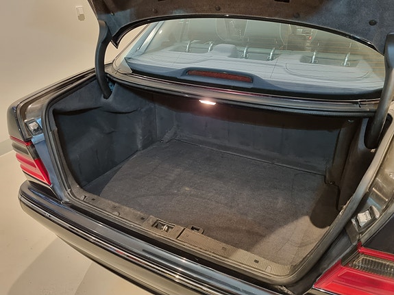 Mercedes-Benz E320 9 of 13