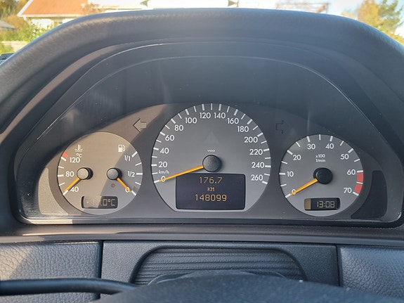 Mercedes-Benz E320 8 of 13