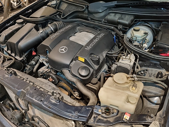 Mercedes-Benz E320 11 of 13