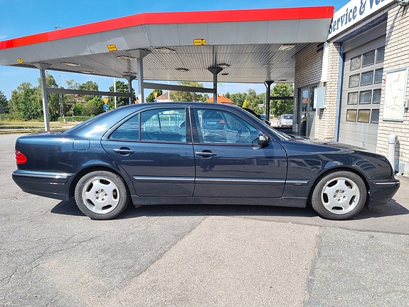 Mercedes-Benz E320 4 of 13