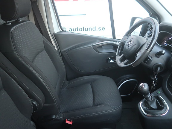 Opel Vivaro 12 of 27