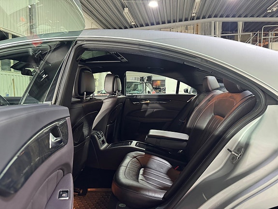 Mercedes-Benz CLS500 4 of 25