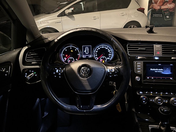 Volkswagen Golf VII 10 of 23