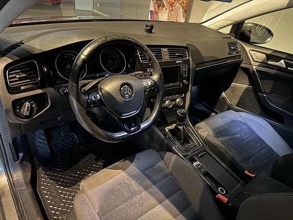 Volkswagen Golf VII 11 of 23