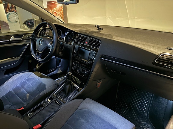 Volkswagen Golf VII 13 of 23