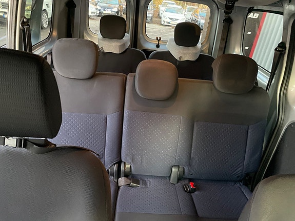 Nissan NV200 20 of 27