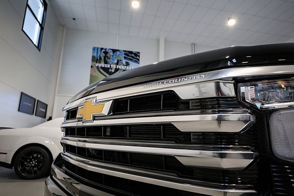 Chevrolet Silverado 3 of 5