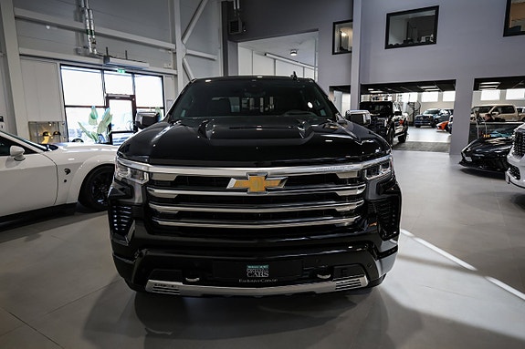 Chevrolet Silverado 2 of 5
