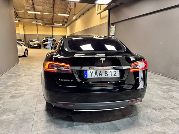 Tesla Model S 4 of 5