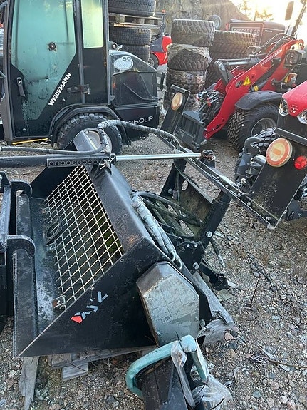 XYZ Sandspridare bak Weidemann 2080