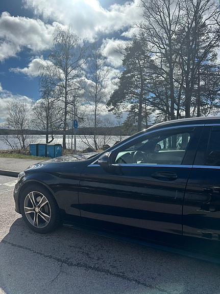 Mercedes-Benz C220 3 of 9