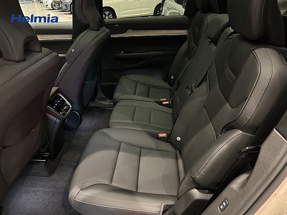 Volvo EX90 12 of 17