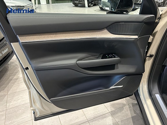 Volvo EX90 16 of 17