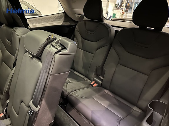 Volvo EX90 13 of 17