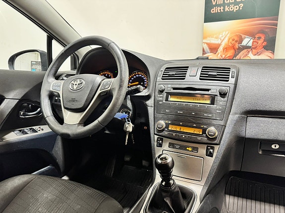 Toyota Avensis 2 of 5