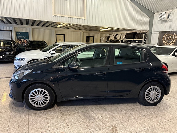 Peugeot 208 2 of 5