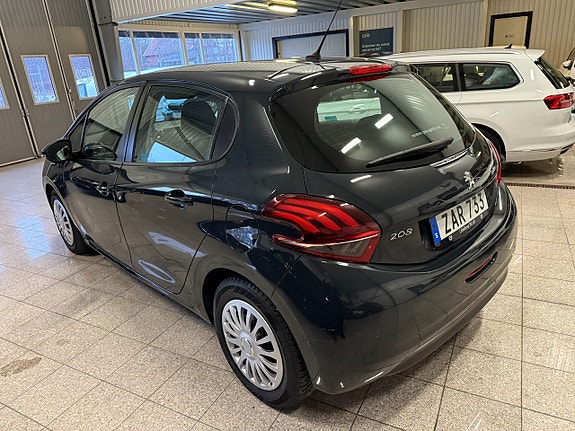 Peugeot 208 3 of 5