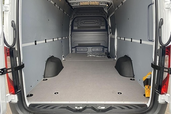 Mercedes-Benz eSprinter 420 14 of 17