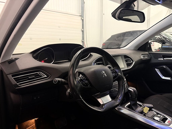 Peugeot 308 SW 17 of 25