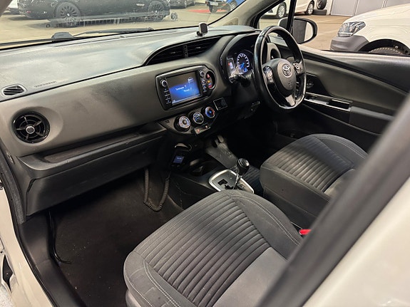 Toyota Yaris 11 of 23