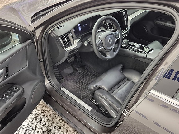 Volvo V60 2 of 12