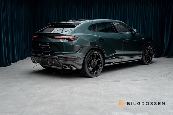 Lamborghini Urus 4 of 5