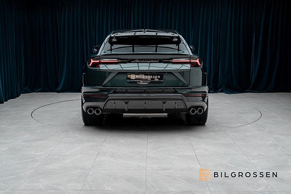Lamborghini Urus 3 of 5