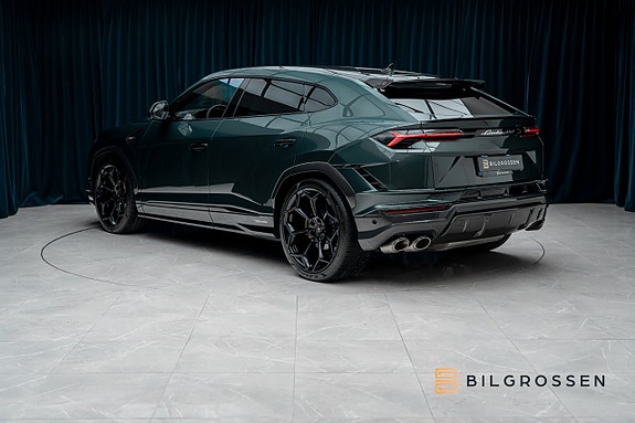 Lamborghini Urus 2 of 5
