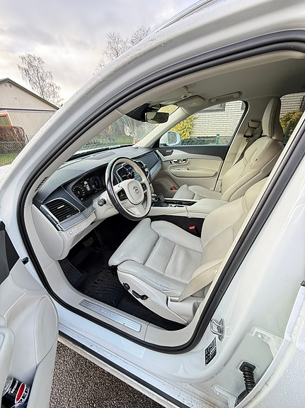 Volvo XC90 2 of 4