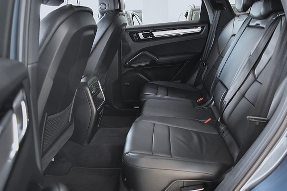 Porsche Cayenne S 10 of 29