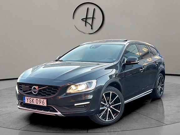 Volvo V60 Cross Country 2 of 5