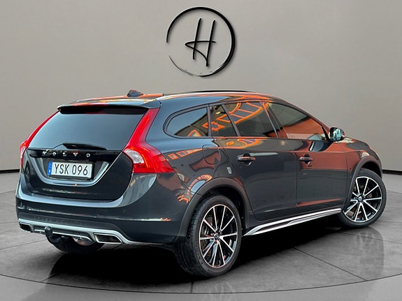 Volvo V60 Cross Country 7 of 30