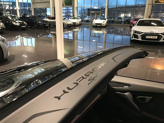 Lamborghini Huracan 6 of 16
