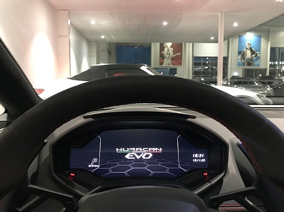 Lamborghini Huracan 12 of 16