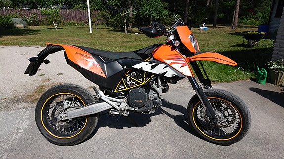 KTM 690 smc 2 of 4